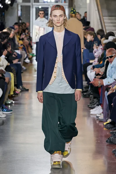 Look 18